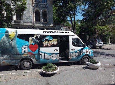 Свежие новости: ВИДЕО: В Одессе студентов ловят у общежитий и увозят в военкомат на машине дельфинария