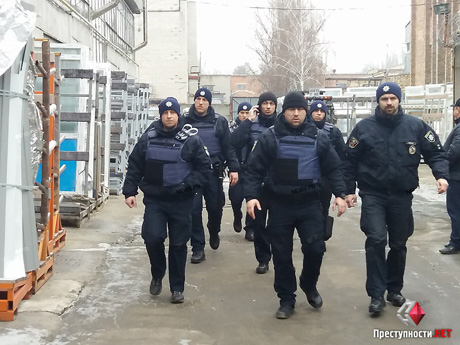 Свежие новости: Полиция проводит обыски у фигурантов в рамках дела о рейдерском захвате николаевского завода металлопластиковых окон