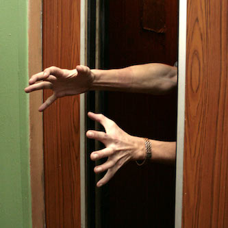 Свежие новости: В Одессе загорелся лифт с пассажиром внутри