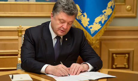 Свежие новости: Порошенко подписал закон о переводе бухгалтерского учета на стандарты ЕС