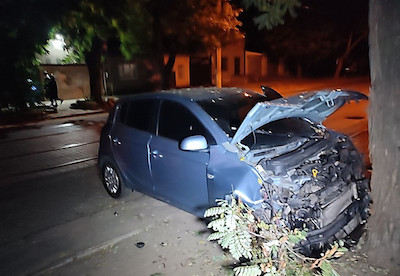 Свежие новости: В Николаеве после ДТП авто укатилось и врезалось в дерево
