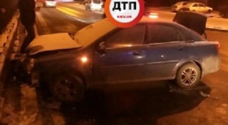 Свежие новости: На Борщаговке машина врезалась в отбойник