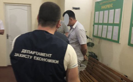 Свежие новости: Чиновник Первомайской РГА задержан на взятке 6000 гривен
