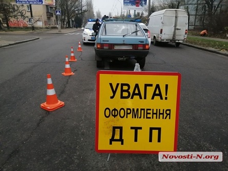 Свежие новости: ФОТО: В Николаеве ВАЗ врезался в полицейский «Приус»