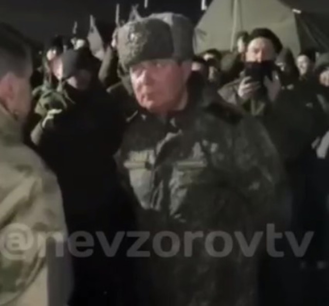 Свежие новости: Опубліковано відео, як сотні російських «мобиків» кричать генералу «Давай, у*бивай звідси»