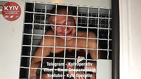 Свежие новости: В Киеве двое пьяных мужчин громили припаркованные автомобили и пытались избить патрульных