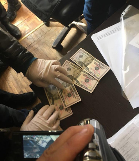 Свежие новости: ФОТО: На взятке в размере 200 долларов попался одесский полицейский