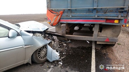 Свежие новости: В Николаевской области водитель Hyundai въехал в припаркованный грузовик