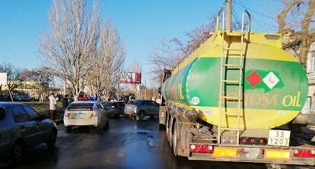 Свежие новости: В центре Николаева из-за гололеда столкнулись четыре автомобиля: улица заблокирована