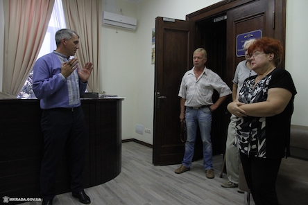 Свежие новости: Мешканці вулиць Лєскової та Богородичної прийшли до Олександра Сєнкевича вимагати невідкладного ремонту каналізаційного колектору