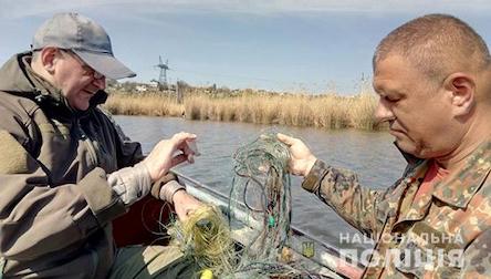 Свежие новости: Поліцейські та «Рибоохоронний патруль» притягнули до адмінвідповідальності рибалку, який за допомогою сіток здійснював незаконний вилов риби