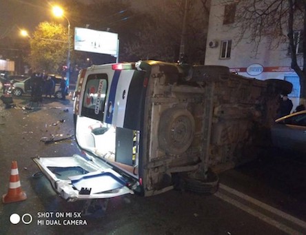 Свежие новости: В Одессе машина охранной фирмы врезалась в скорую Into-Sana и опрокинула её