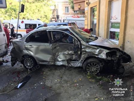 Свежие новости: В центре Одессы Honda и Chevrolet столкнулись и вылетели на тротуар: пострадали оба водителя и пешеход