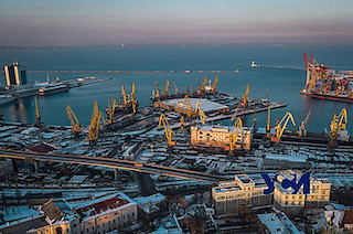 Свежие новости: рф намагалась потопити цивільне судно в порту Одеси, але ППО збила ракети