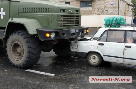 Фото новости: В центре Николаева армейский «Урал» протаранил «Жигули» Свежие новости: В центре Николаева армейский «Урал» протаранил «Жигули»