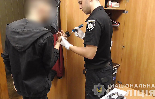 Фото новости: В Одессе полицейские изъяли у 20-летнего парня более пяти килограммов психотропных веществ Свежие новости: В Одессе полицейские изъяли у 20-летнего парня более пяти килограммов психотропных веществ