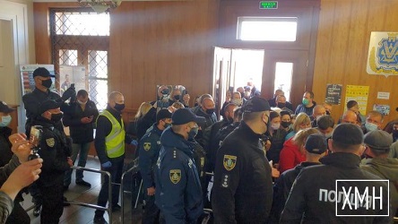 Свежие новости: В Херсоне не пустили на встречу с губернатором фермеров, которые вчера протестовали против закрытия рынков