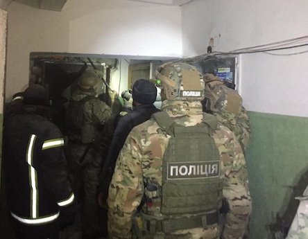 Свежие новости: ФОТО: В Киеве мужчина взял в заложники собственную мать