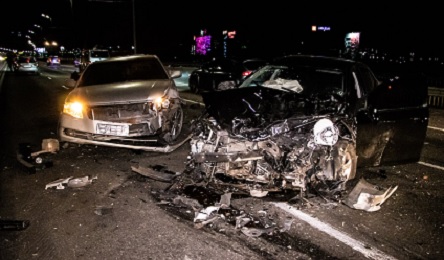 Свежие новости: ДТП у Києві: легковик врізався в автомобіль та зім’яв його навпіл