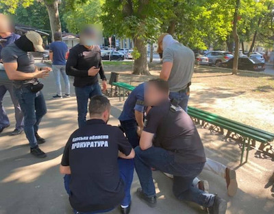 Свежие новости: Инспектора Одесской таможни задержали при получении взятки за ввоз автомобилей