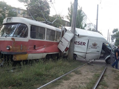 Свежие новости: В Одессе трамвай протаранил микроавтобус