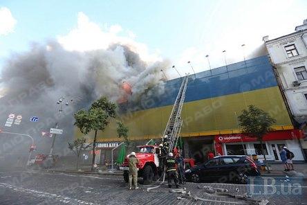 Свежие новости: В центре Киева горит здание рядом с ЦУМом