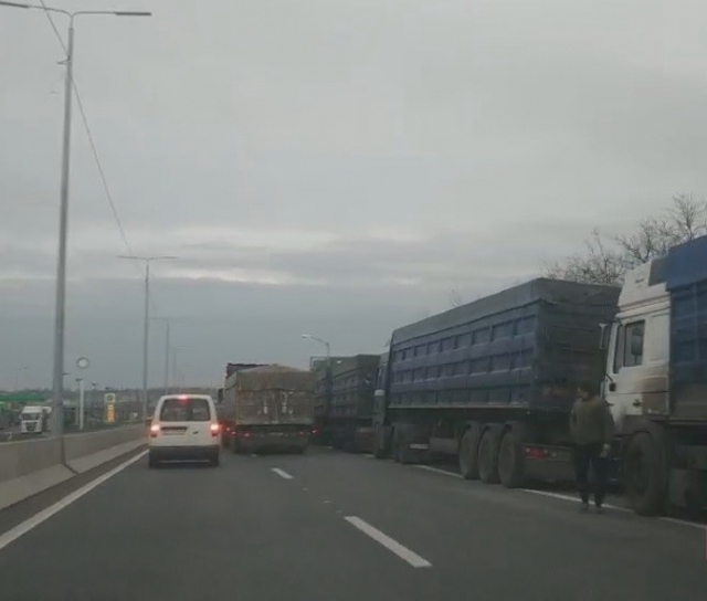 Свежие новости: На въезде в Николаев скопились фуры