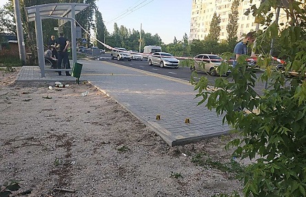 Свежие новости: В Николаеве на остановке общественного транспорта неизвестные из пистолета ранили двух мужчин