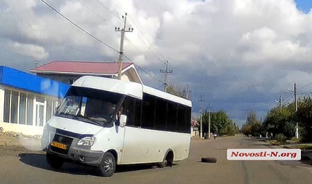 Свежие новости: ВИДЕО: В Николаеве у маршрутки на ходу отвалилось колесо