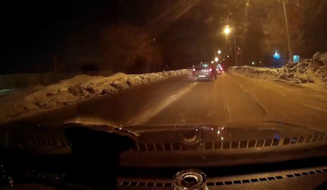 Фото новости: Продолжается погоня за поджигателями, пострадал автомобиль полиции Свежие новости: Продолжается погоня за поджигателями, пострадал автомобиль полиции