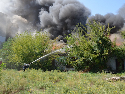Свежие новости: В Николаеве горит здание, спасатели пытаются потушить огонь