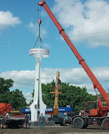Свежие новости: «Першотравенськ» или «Первомайск»: горожане спорят из-за надписи на реконструированной стеле