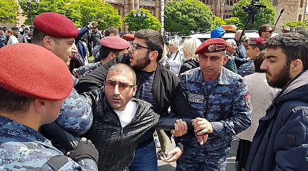 Свежие новости: В Ереване продолжаются акции протеста – полиция применила силу к демонстрантам