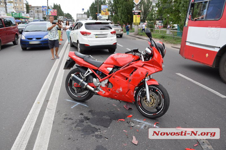 Свежие новости: В Николаеве мотоциклист протаранил две иномарки