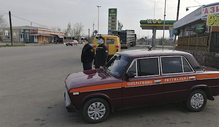 Фото новости: Спасатели продезинфицировали улицы в Вознесенске и напомнили жителям о соблюдении карантина Свежие новости: Спасатели продезинфицировали улицы в Вознесенске и напомнили жителям о соблюдении карантина