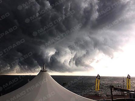 Свежие новости: Одесситы публикуют в соцсетях фото устрашающих грозовых туч и надвигающейся непогоды