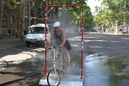 Свежие новости: ВИДЕО: Жителей Николаева спасет от жары «Освежающая рамка»