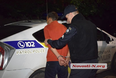 Свежие новости: Выбросивший мать из окна житель Николаева  жаловался на действия патрульных