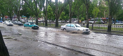 Свежие новости: ВИДЕО: Центральные улицы Николаева после дождя залило водой - люди переходят дорогу по щиколотку в лужах