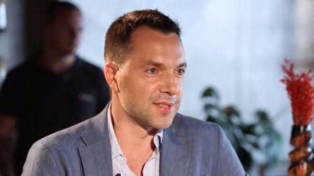 Свежие новости: Арестович уверен, что Северодонецк и трассу из Бахмута на Лисичанск до конца недели Россия точно не возьмет