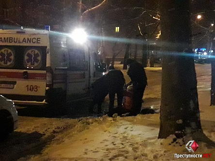 Свежие новости: В Николаеве возле мэрии уснула нетрезвая женщина – патрульные укрыли ее одеялом и вызвали «скорую»