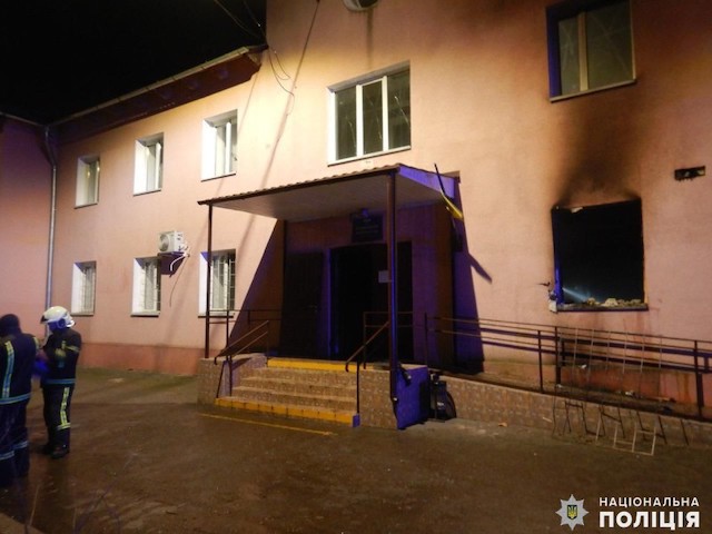 Свежие новости: У Миколаєві поліцейські встановлюють причетних осіб до умисного пошкодження адмінбудівлі суду