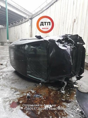 Свежие новости: В Киеве автомобиль упал с моста: появилось фото