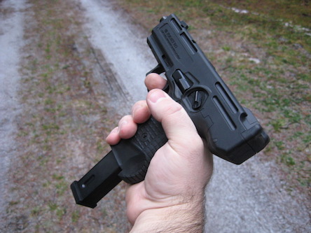 Свежие новости: В Одессе мужчина с пистолетом отнял у коммерсанта полмиллиона гривен