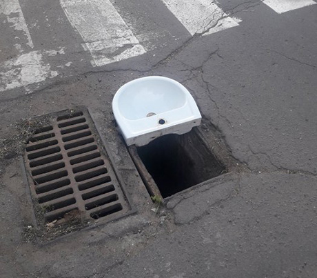 Свежие новости: В Николаеве ливневку посреди дороги перекрыли умывальником