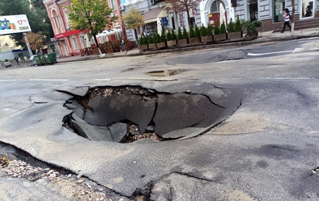 Свежие новости: В центре Киева после ливня провалился асфальт