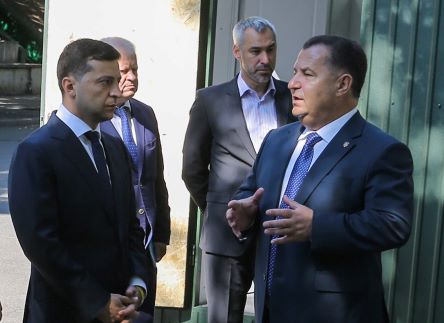 Свежие новости: Владимир Зеленский толкнул главу Минобороны