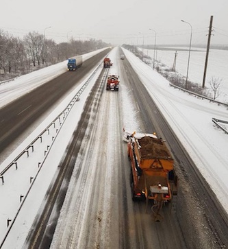 Свежие новости: Трассу Одесса — Киев чистят от снега