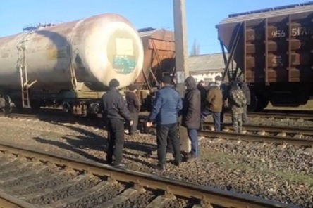 Свежие новости: ВИДЕО: На Николаевщине жители села перекрыли железнодорожные пути к станции Новый Буг
