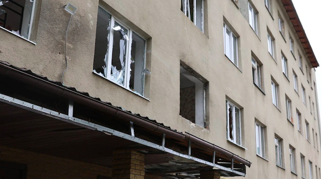 Фото новости: Росіяни вдарили дроном по гуртожитку в Харкові Свежие новости: Росіяни вдарили дроном по гуртожитку в Харкові
